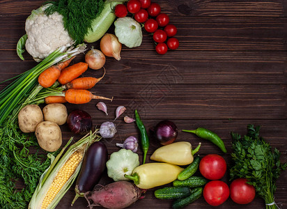 一束成熟的天然蔬菜健康和素食的概念农业场的丰收木制背景上的生蔬菜图像与蔬菜和文背景图片