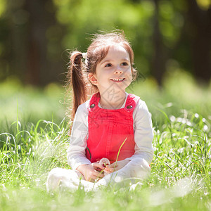 可爱的小女孩在公园里玩花夏季或春季色彩缤纷的美丽自然景观户外生活方式快乐的女孩背景图片