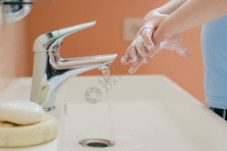 一个小男孩在浴室用肥皂洗手清洁和卫生的理图片