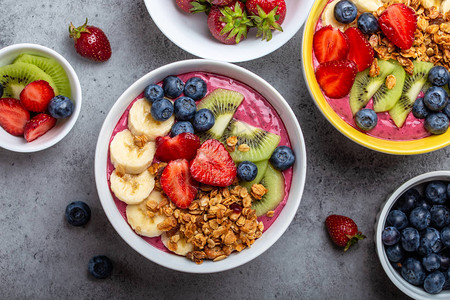 夏季巴西莓冰沙碗配草莓香蕉蓝莓猕猴桃和格兰诺拉麦片图片