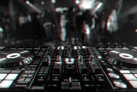 专业的DJ混音器控制器图片