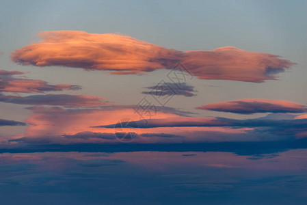黄昏时分的层积云图片