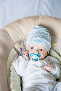 新生儿在床上放松儿童托儿所儿童纺织品和床上用品漂亮的蓝眼睛婴儿图片