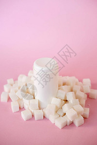 紫色背景上的方糖和甜味剂糖尿病糖病不健康食品饮食概图片