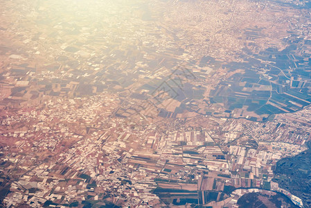 从飞机窗口鸟瞰城市景观图片