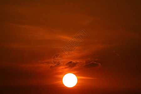 暗红橙色天空的日落回到太空图片