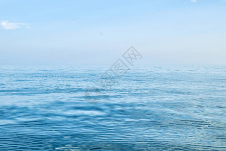 海的平静的水图片