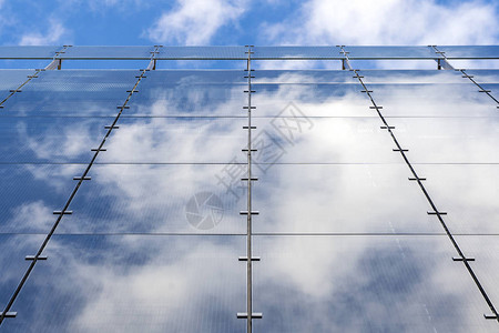 玻璃蓝天和现代建筑云层在银幕面板和铝板图片