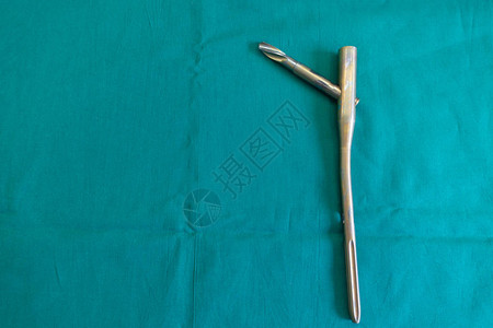在绿色外科手术窗帘上撒布的绿图片