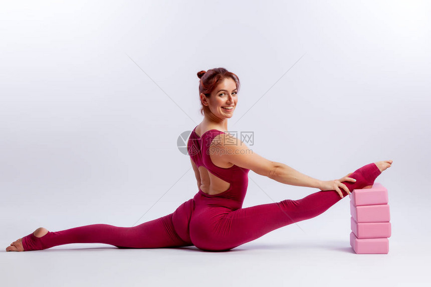 美丽苗条的女人在运动工作服做瑜伽图片