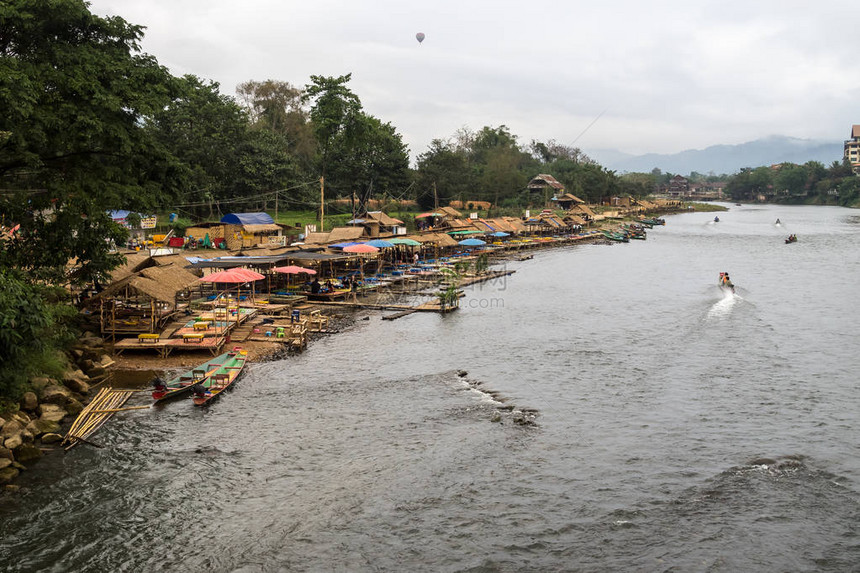 在老挝VangVieng的NamSong河图片