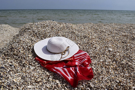 复古夏季草编沙滩帽和海滨披肩在海滩上放松的配件夏季生活方图片