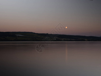 日落后的湖景月亮升起图片