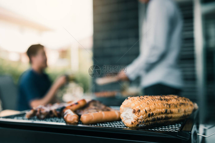 烤肉和各种食物紧贴在烤架上图片