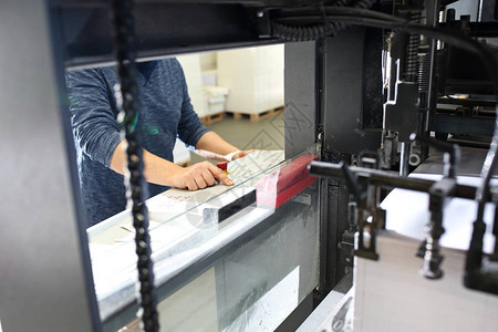 在印刷厂工作操作印刷机图片