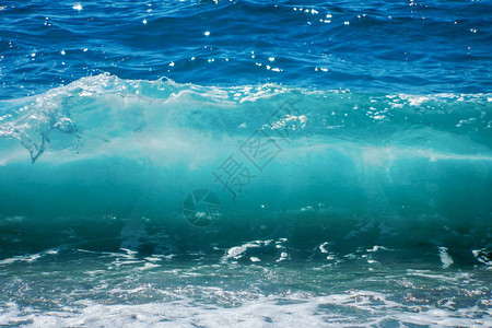 沙滩夏日背景上蓝色海洋的破浪图片