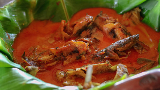 传统的印尼美食MangutLele高清图片