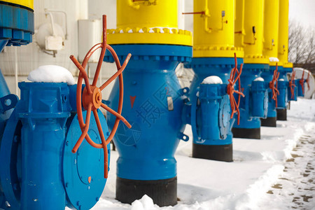 冬季气体压缩机站用于打开和关闭气体供应的阀门图片