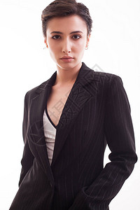短发美女的肖像穿着时髦的黑夹克穿白色背面图片