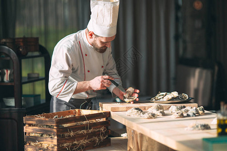 厨师在餐厅里开牡蛎的胃口打开空心高清图片