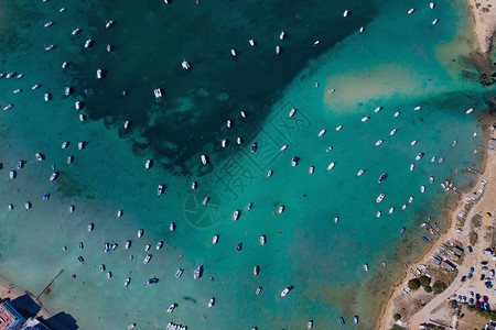 Formentera的美丽的绿宝石湾图片