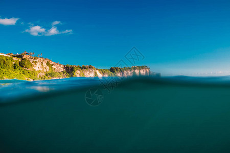 蓝色海洋与悬崖在巴图片