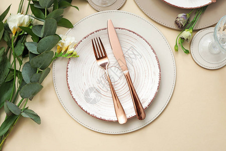 美丽的餐桌布置浅色背景的花卉装饰图片
