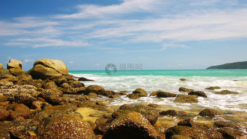 泰国卡隆沙滩上海边的蓝色天空和冲浪图片