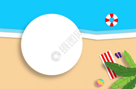 夏季背景与金色沙滩蓝色大海地毯丁字裤球救生圈和棕榈树枝图片