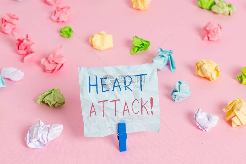 表示心脏攻击的写作注释突然发生导致的冠状动脉血栓图片