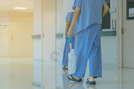 男尿道病人在医院里散步和休息以图片