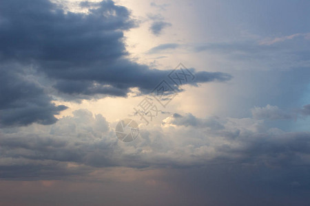 法芙娜黑暗的天空背景下有云雾背景