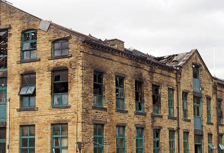 灾后烧毁的大型旧工业建筑的屋顶和窗户破损图片