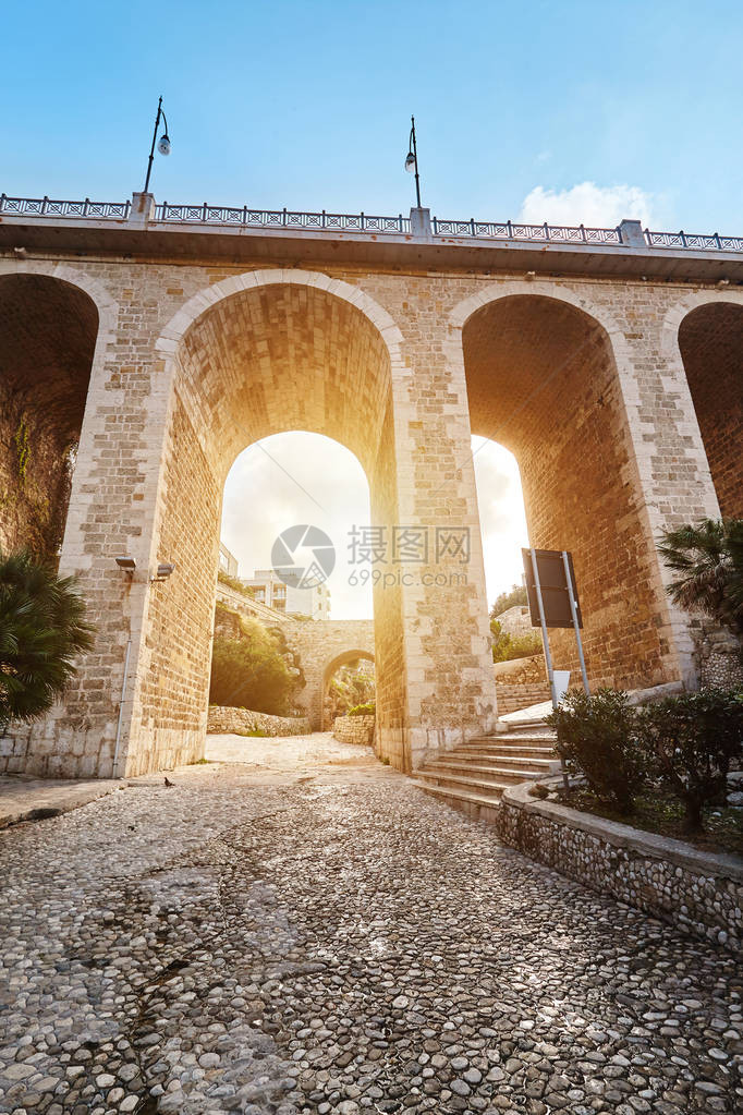 意大利南部普利亚大区巴里省波利尼亚诺阿马雷的一座桥的绝佳景色图片