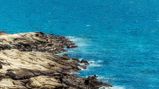 在热带岛的海浪岸海浪溅在岩石上图片