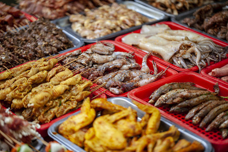 越南街上的传统海产食品图片