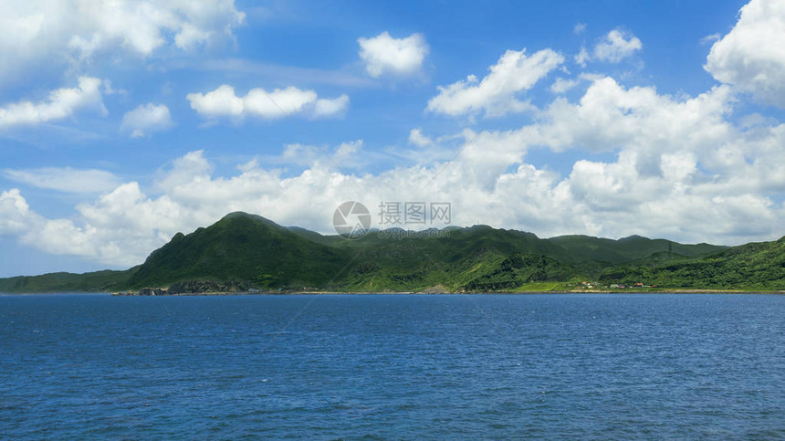 热带岛屿的青山和云彩的美丽景色基隆的美丽风景与海洋和蓝天夏日阳光明媚的风图片