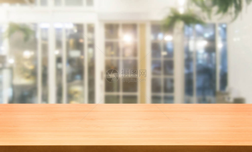 木质餐桌在现代餐厅或咖啡厅的模糊背景中图片