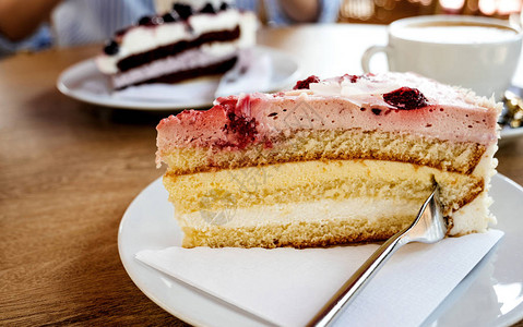 美味的德国蛋糕配草莓酸奶油和芒果的特写镜头图片