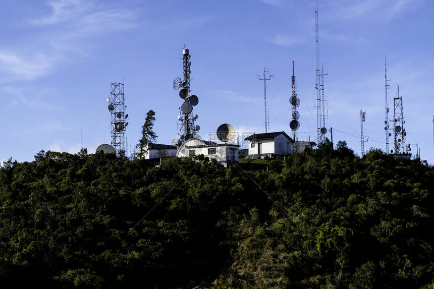 电讯塔天线卫星天线和天线以及从空中观察城图片