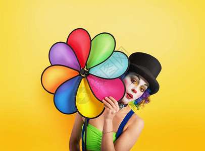 小丑与彩色螺旋玩具合影图片