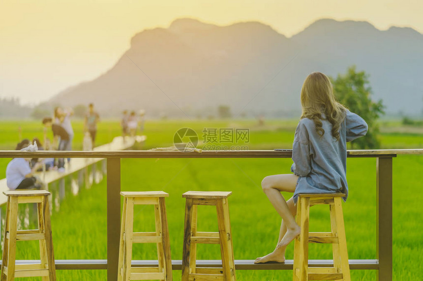 在稻田的农民阳台上拍摄日落的照片图片