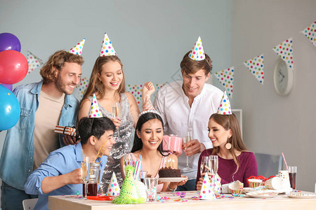 一群朋友在家庆祝生日图片