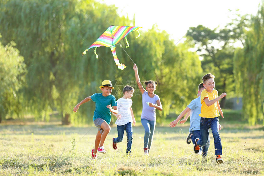 孩子们在夏日放风筝图片