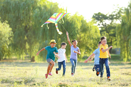 孩子们在夏日放风筝图片