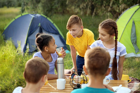 一群孩子在夏日野餐图片