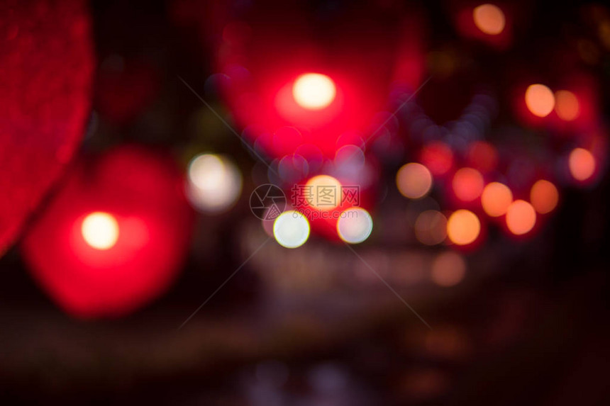 城市夜光模糊散景散焦的红心光背景图片