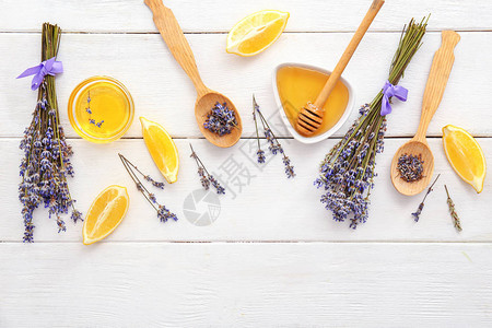 含柠檬和蜂蜜的淡紫花图片