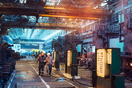 钢铁厂的工人图片
