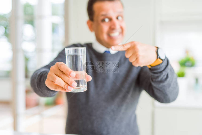 中年男子在家里喝杯水非常开心地用图片
